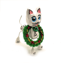 Load image into Gallery viewer, Handmade Mexican Pets - Christmas Navidad Cats Art &amp; Decor Muertolandia.com Cat With Wreath